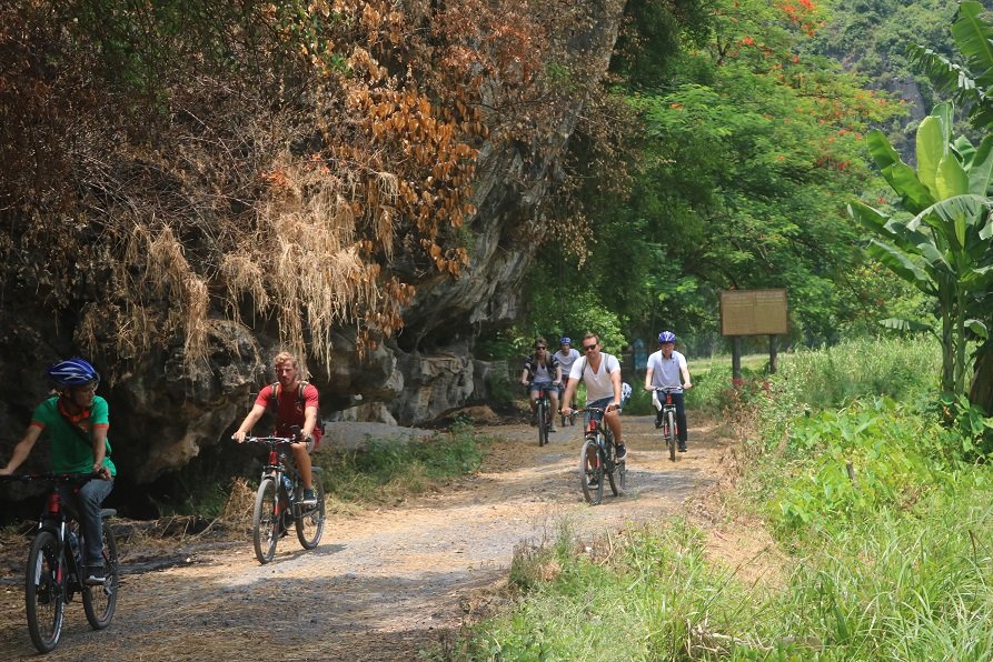 Radtour durch Karstlandschaften Vietnams: Das ultimative Abenteuer zwischen Kalksteinfelsen và Reisfeldern
